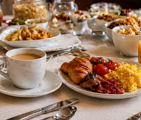 Café et petit déjeuner servi à table
